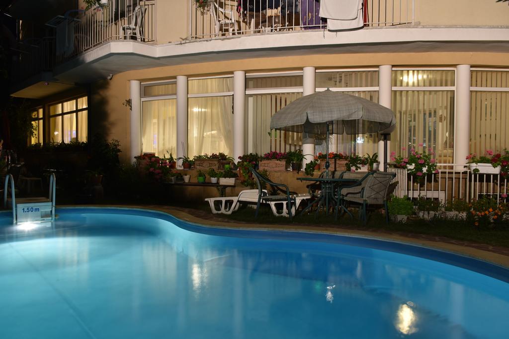 Solaris Apartments 산콘스탄틴앤헬레나 외부 사진